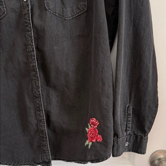 Guess Charcoal Shirt with Bold Red Label - Picture 5 of 7